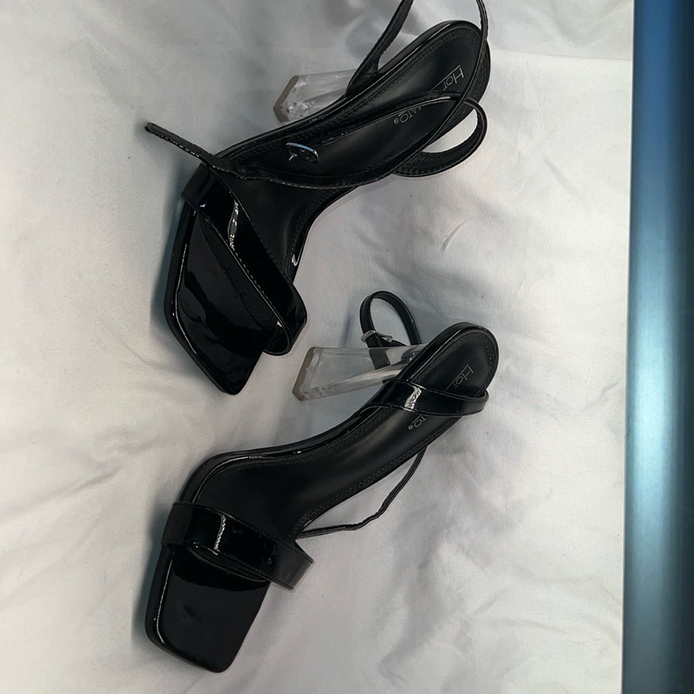 These are black, 4 inch heels from Hot Tomato.